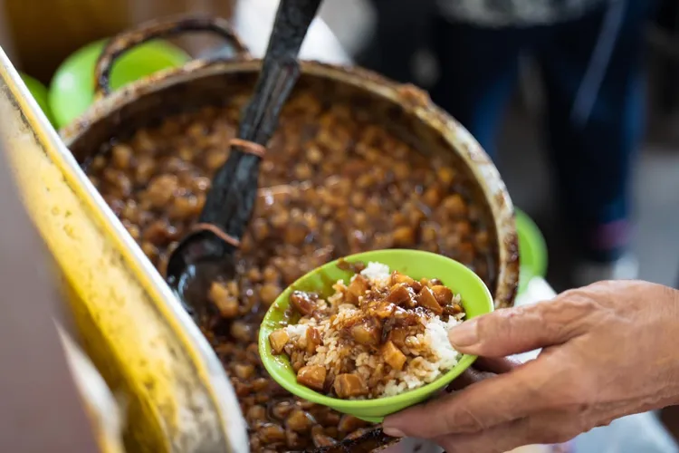 一碗 10 元的林家肉燥飯，是許多顧客「從小吃到大」的共同記憶。翻攝林家肉燥飯臉書