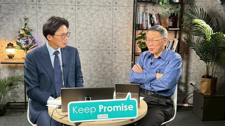 民众党主席黄国昌（左）与前主席柯文哲（右）合体直播。民众党提供