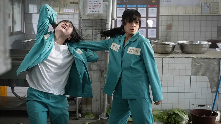 崔江姬（右）首次挑戰動作戲，就成為劇中武打戲擔當。中天娛樂台提供