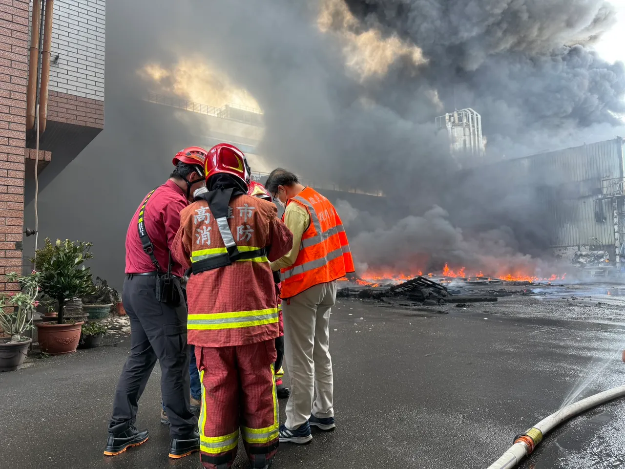 高雄大发工业区工厂大火。翻摄画面