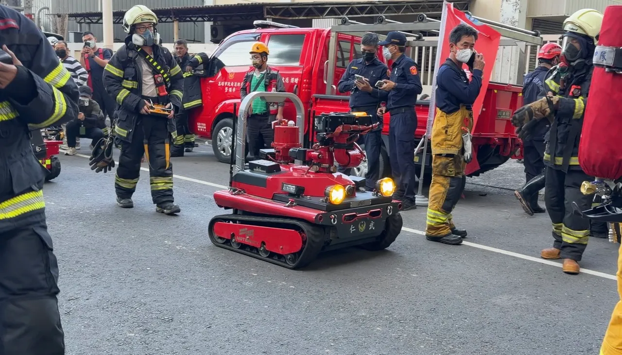 消防局出动洒水机器人。翻摄画面