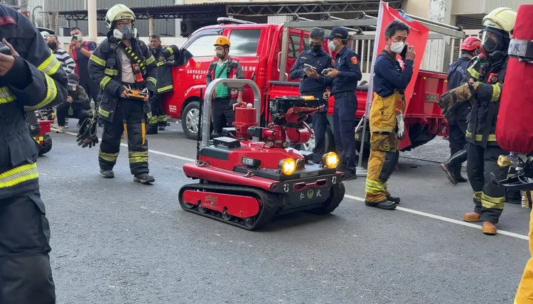 消防局出動灑水機器人。翻攝畫面
