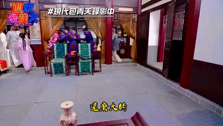 大家護住頭部，提防上方燈架掉下來。翻攝週末最強大臉書