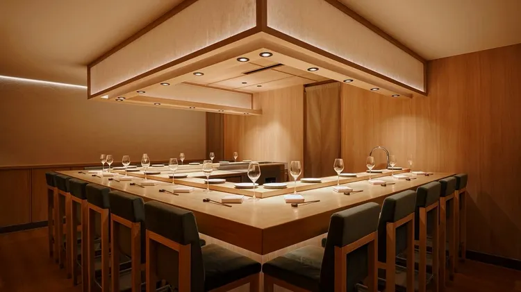 知名日式料理餐廳初魚因身障專用的電動代步車，認為一人占兩位要多付錢遭網友抨擊。翻攝自初魚臉書