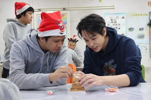 人帅心善！撕漫系男神化身「最帅耶诞老公公」　为憨儿豪捐10万加菜金