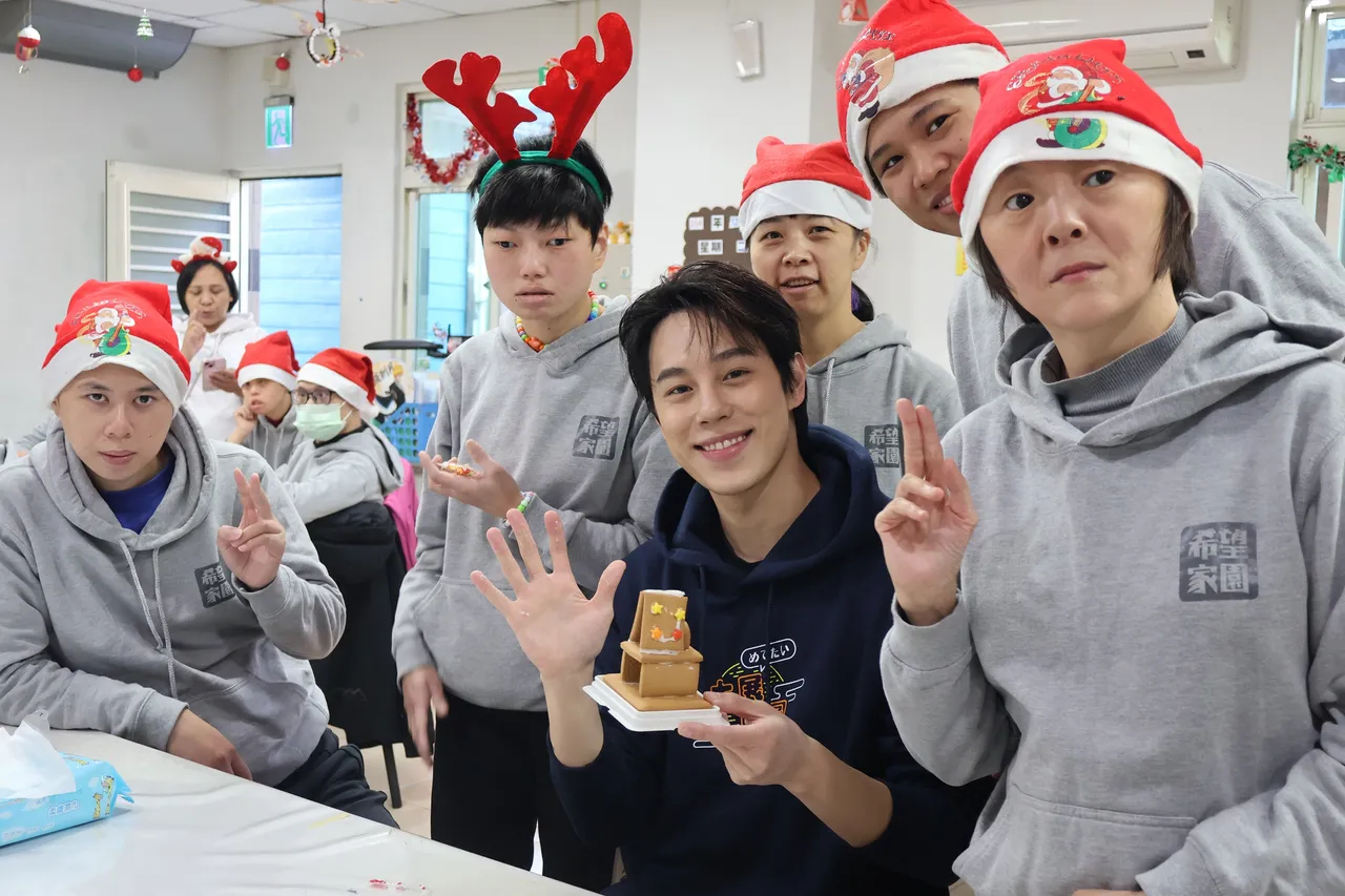 孙麦杰化身最帅耶诞老公公，陪憨儿过节同欢。真善美社会福利基金会提供