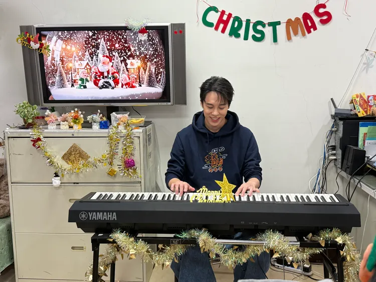 孫麥傑親自彈唱，傳遞音樂溫度。真善美社會福利基金會提供