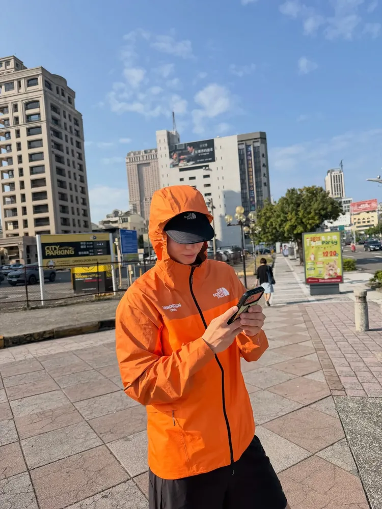 朴寶劍穿著橘色風衣在高雄慢跑。翻攝朴寶劍IG