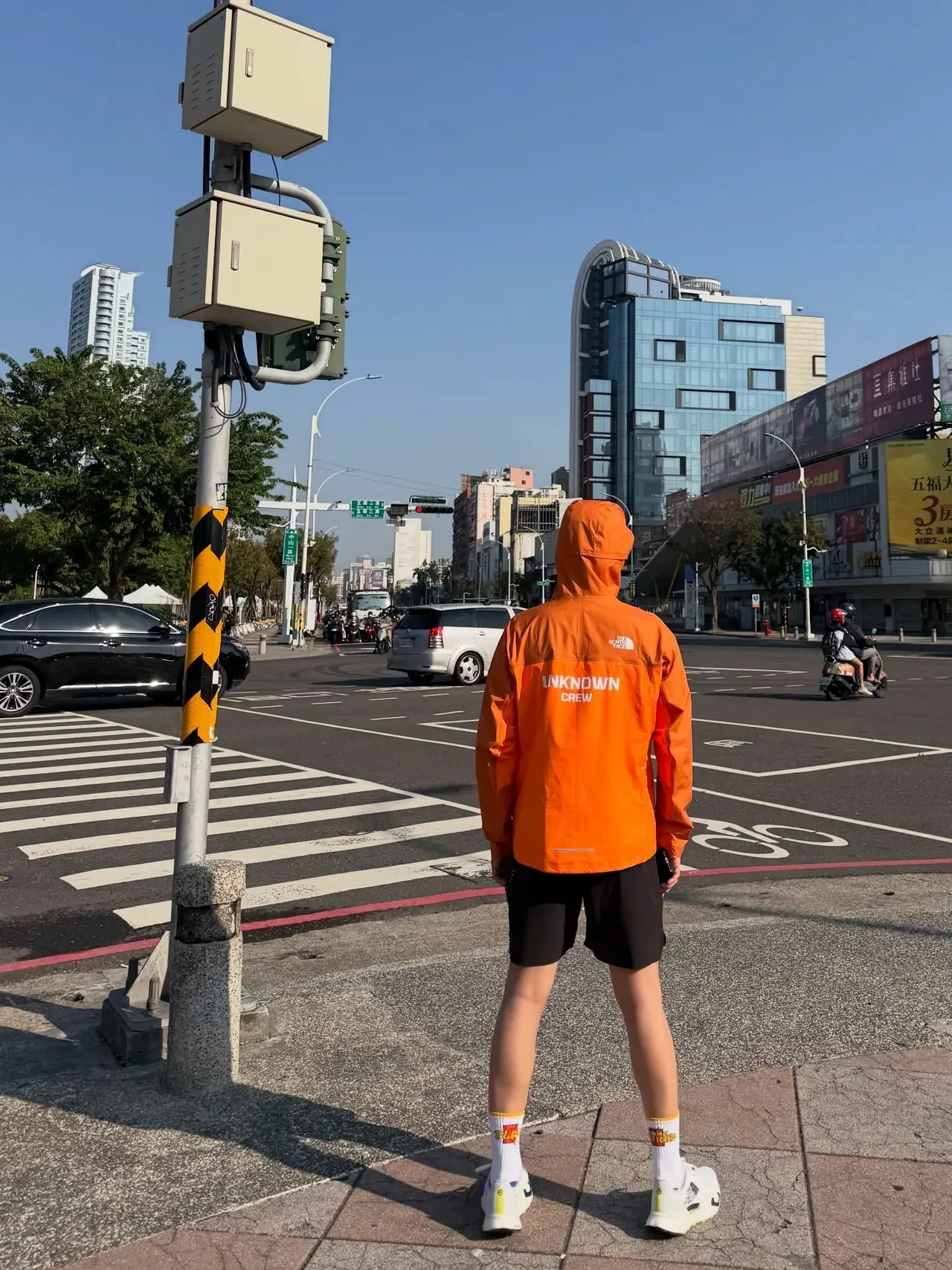 朴寶劍現身高雄五福路街頭。翻攝朴寶劍IG