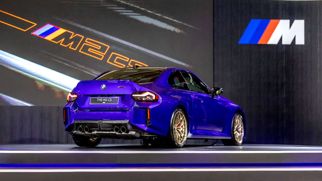 BMW M2 CS的外观设计向BMW经典CSL车型致敬，透过多项专属设定，勾勒出更纯粹的性能姿态。业者提供