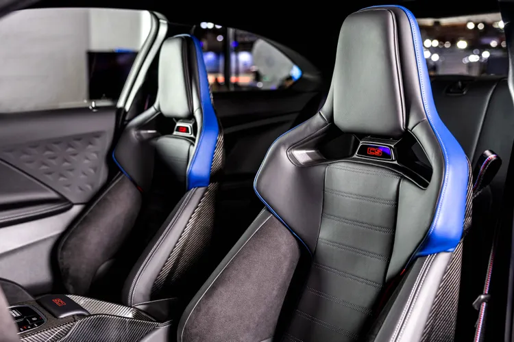 BMW M2 CS標準配備雙前座M碳纖維賽車桶型座椅，並結合Merino真皮內裝與CS發光字樣。業者提供