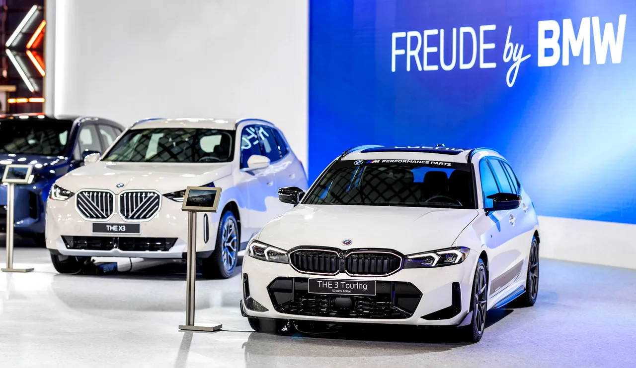 为致敬BMW 3系列50周年所代表的经典驾驭精神，现场同步展出极具纪念意义的BMW 320i Touring 50周年特仕车款。业者提供