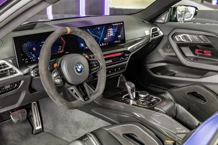 駕駛導向的懸浮式曲面螢幕結合BMW Operating System 8.5與M專屬操作介面，提供更直覺流暢、且高度專注於操駕需求的數位體驗。業者提供