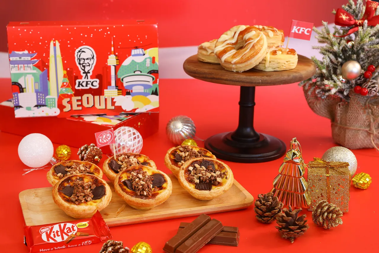 圣诞桶可吃到与巧克力品牌 KITKAT推出全新「奇巧可可流心三重奏蛋挞」以及「草莓奶油比司吉」。肯德基提供