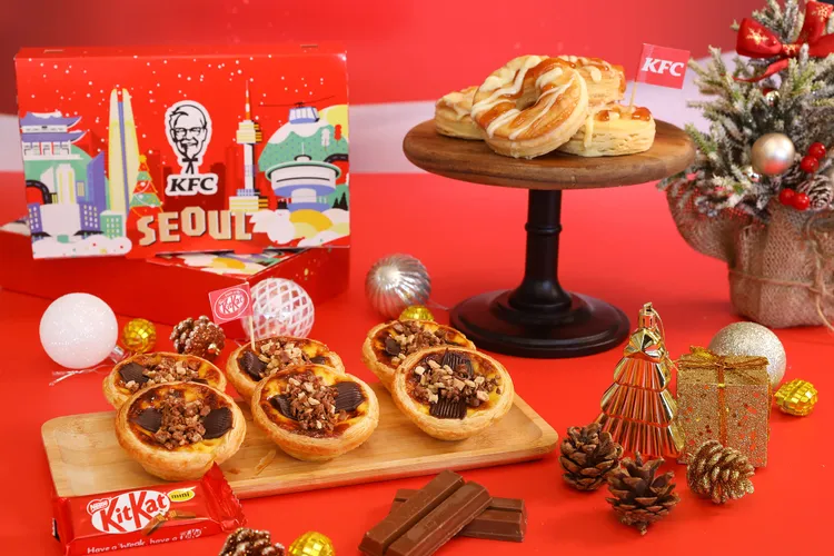 聖誕桶可吃到與巧克力品牌 KITKAT推出全新「奇巧可可流心三重奏蛋撻」以及「草莓奶油比司吉」。肯德基提供