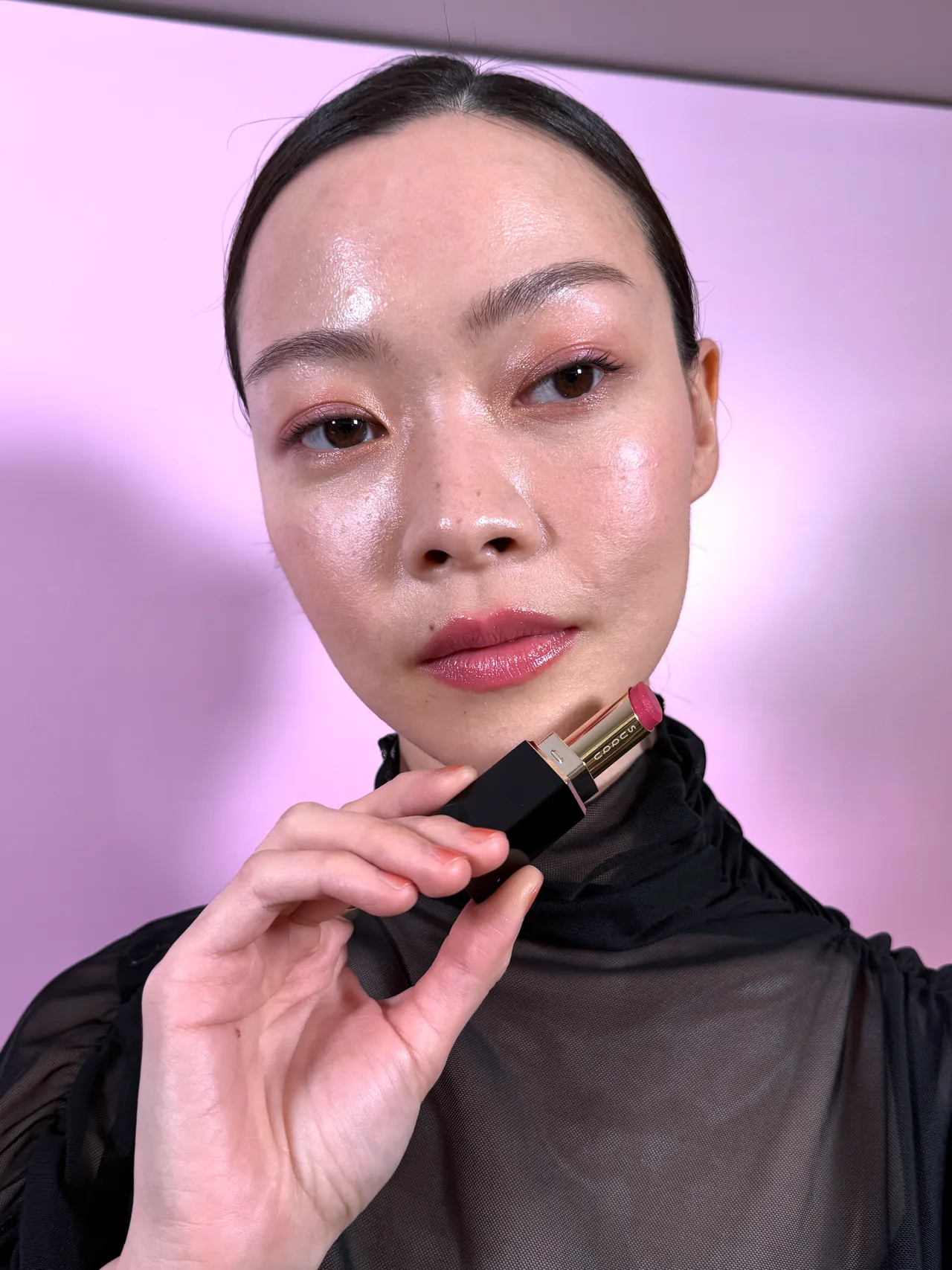 Model示范晶采润艳唇膏。张家玲摄