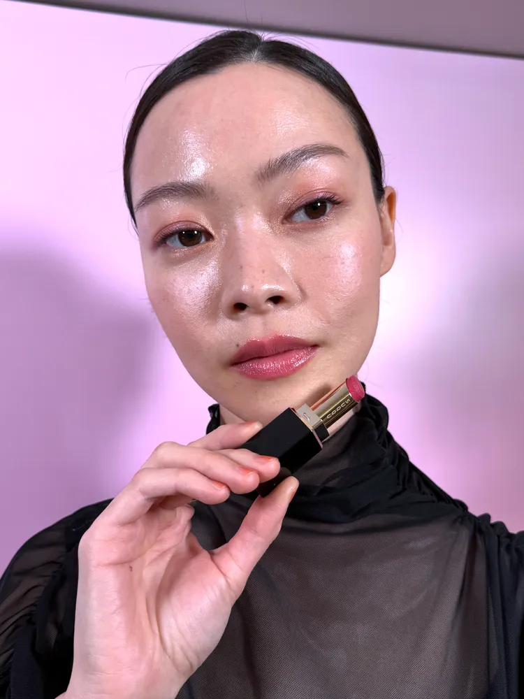 Model示範晶采潤艷唇膏。張家玲攝