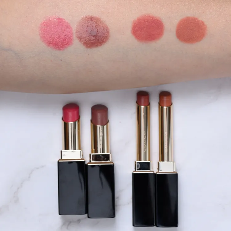 SUQQU晶采潤艷唇膏（左側2款）2050元、晶采絲絨唇膏（右側2款）2050元。品牌提供