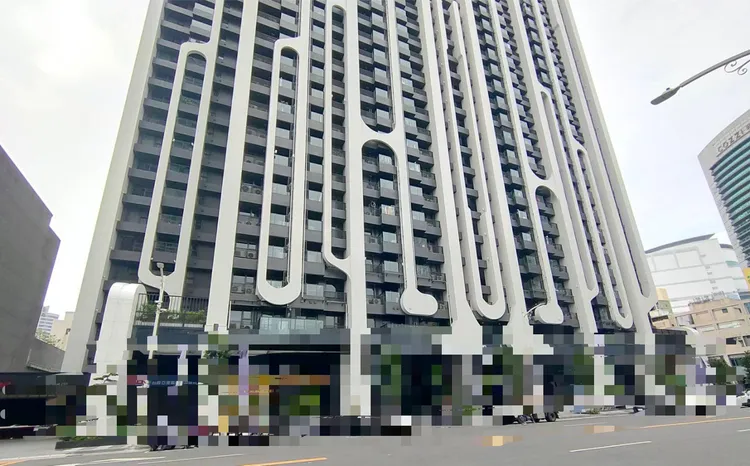 前镇区林森三路3日凌晨发生坠楼事件。翻摄画面