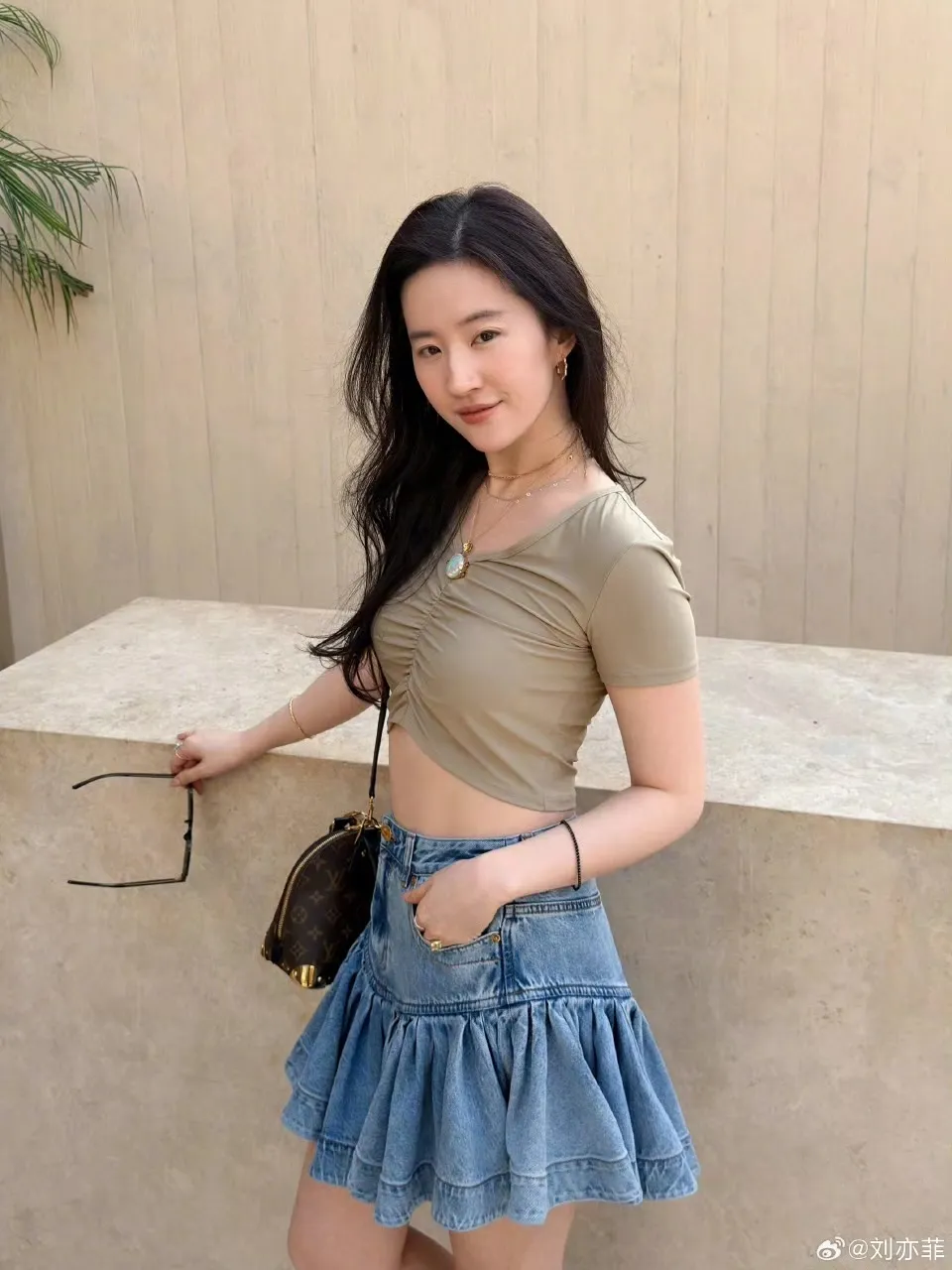 大方以素颜入镜的刘亦菲，真实状态同样美到不行。翻摄刘亦菲微博