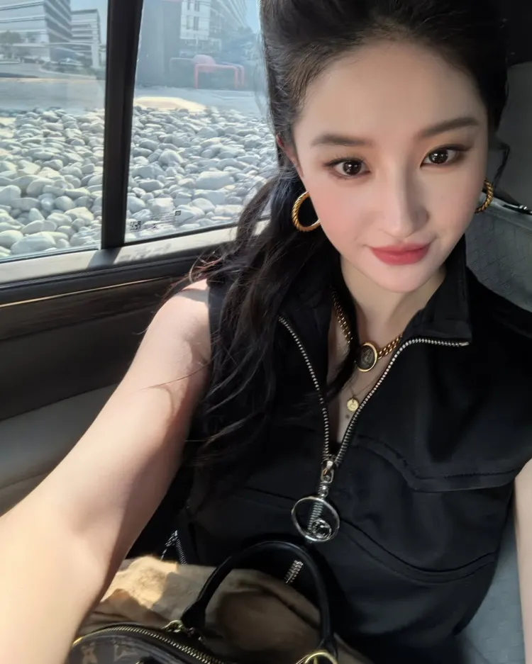 劉亦菲將洋裝拉鍊大膽拉低至胸前，造型又颯又性感。翻攝劉亦菲IG