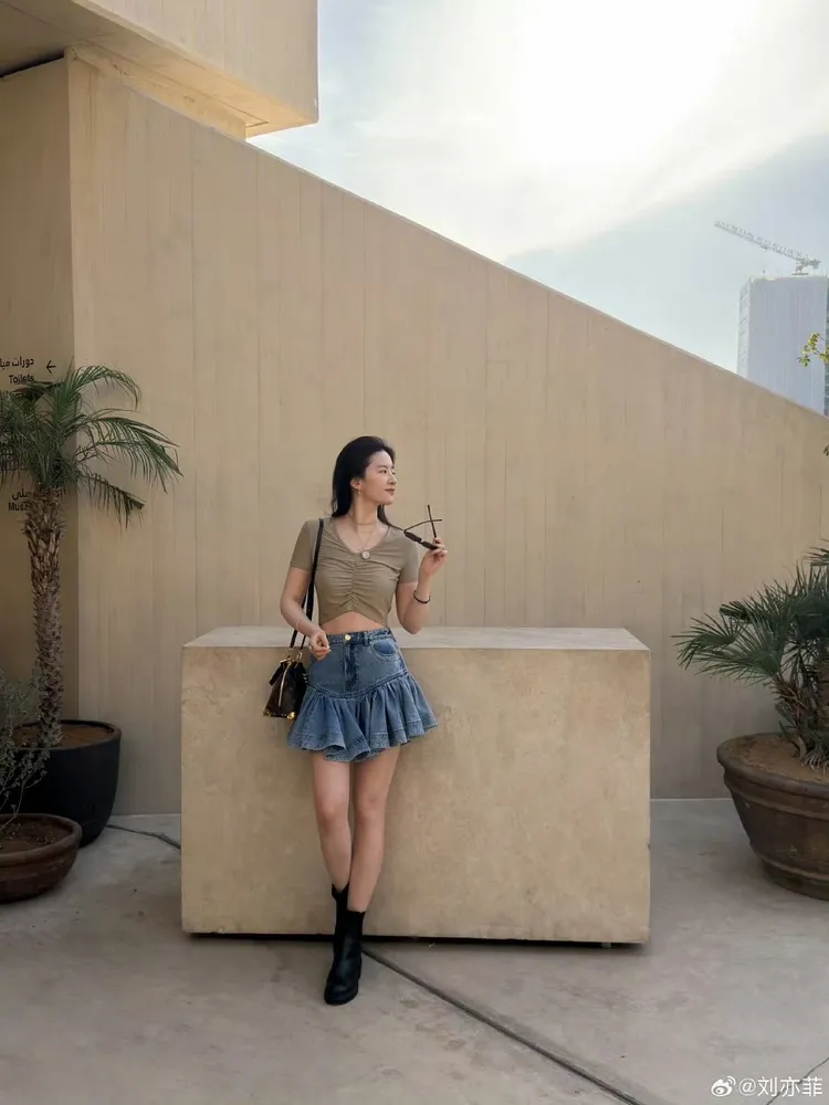 劉亦菲同步曬出在阿布達比的旅遊照。翻攝劉亦菲微博