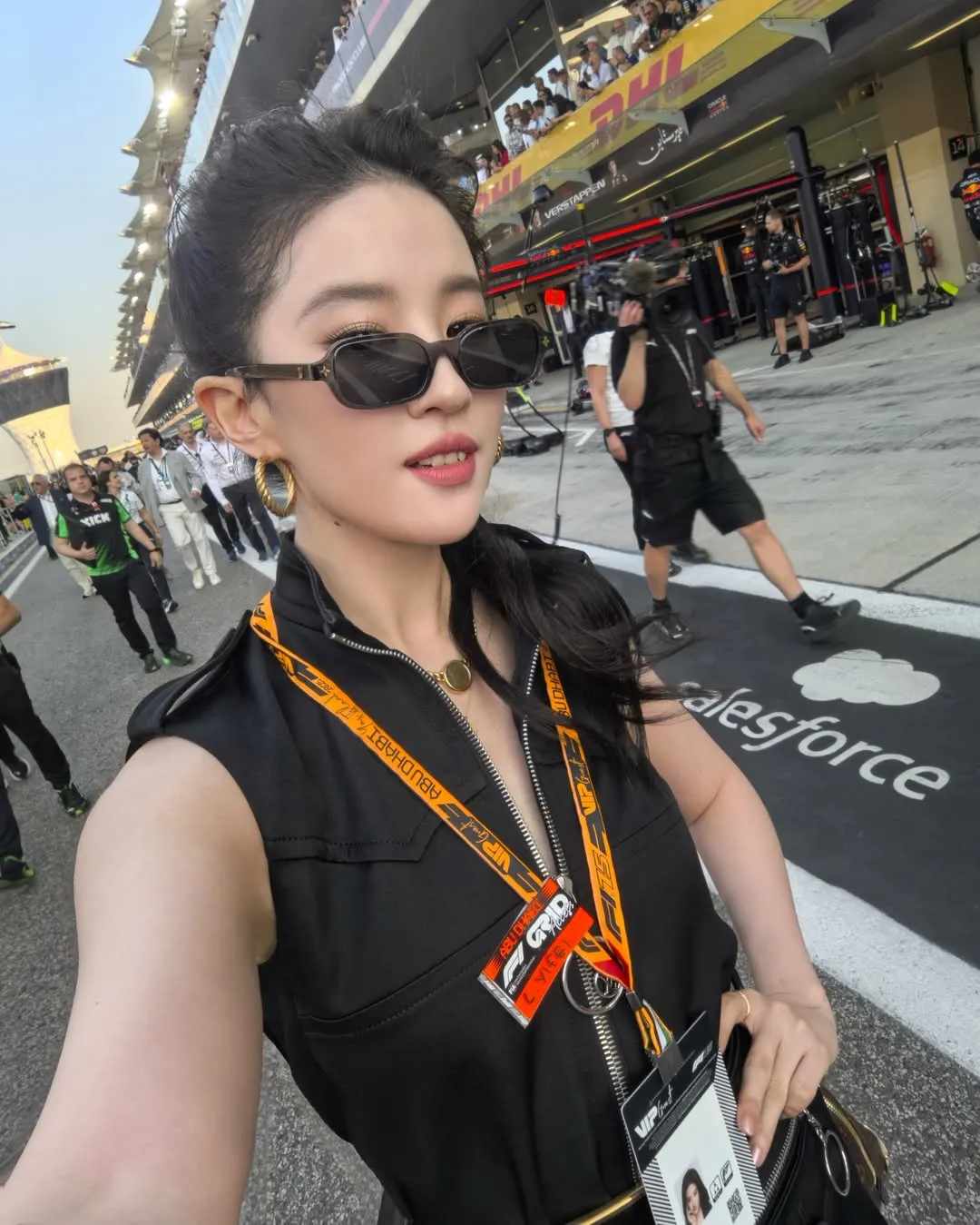 刘亦菲现身F1阿布达比大奖赛。翻摄刘亦菲IG