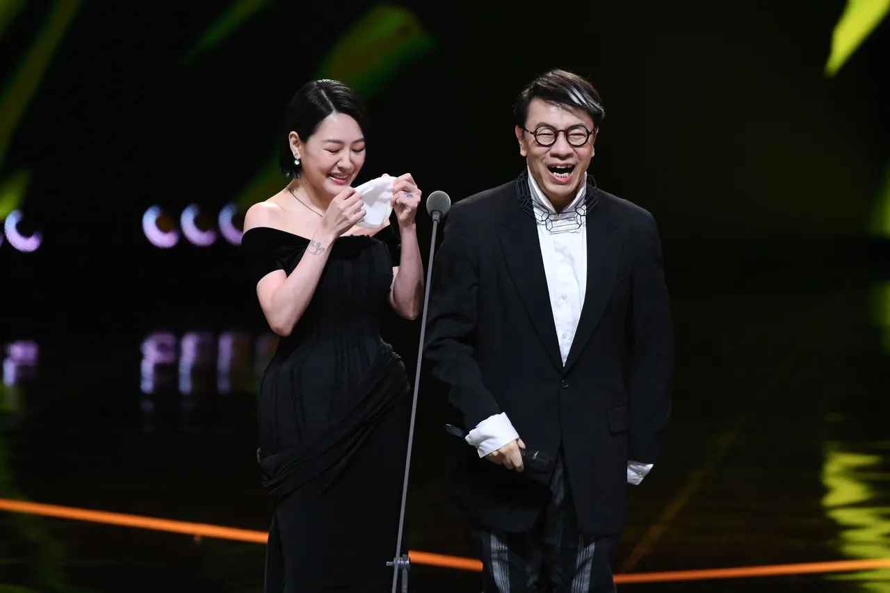 小S（左）和蔡康永在台上拌嘴一番后，终于破涕为笑。三立提供