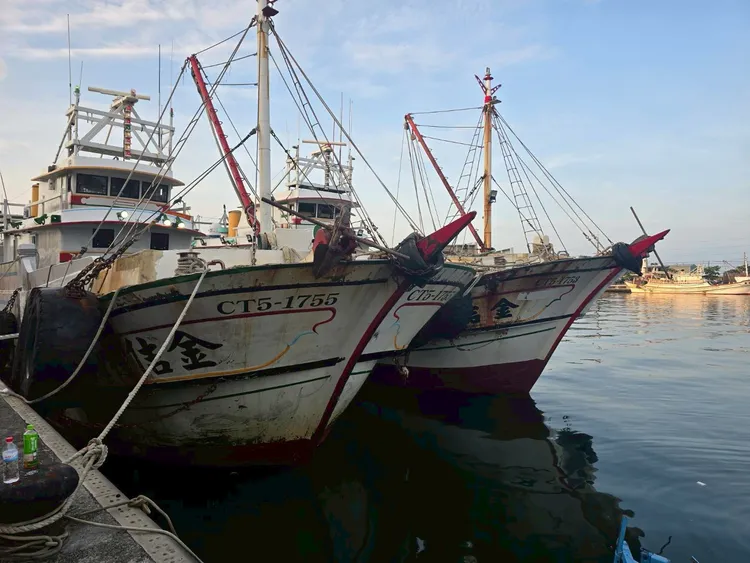 走私私菸漁船。橋檢提供