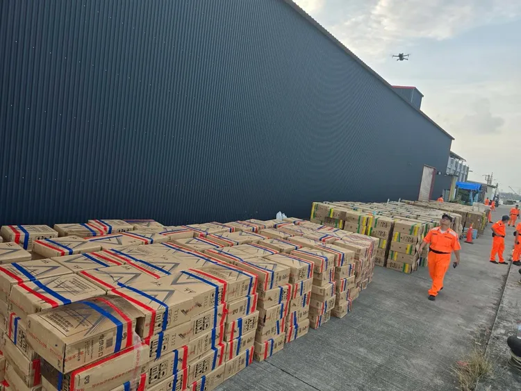 扣案進口之私菸共101萬2150包。橋檢提供