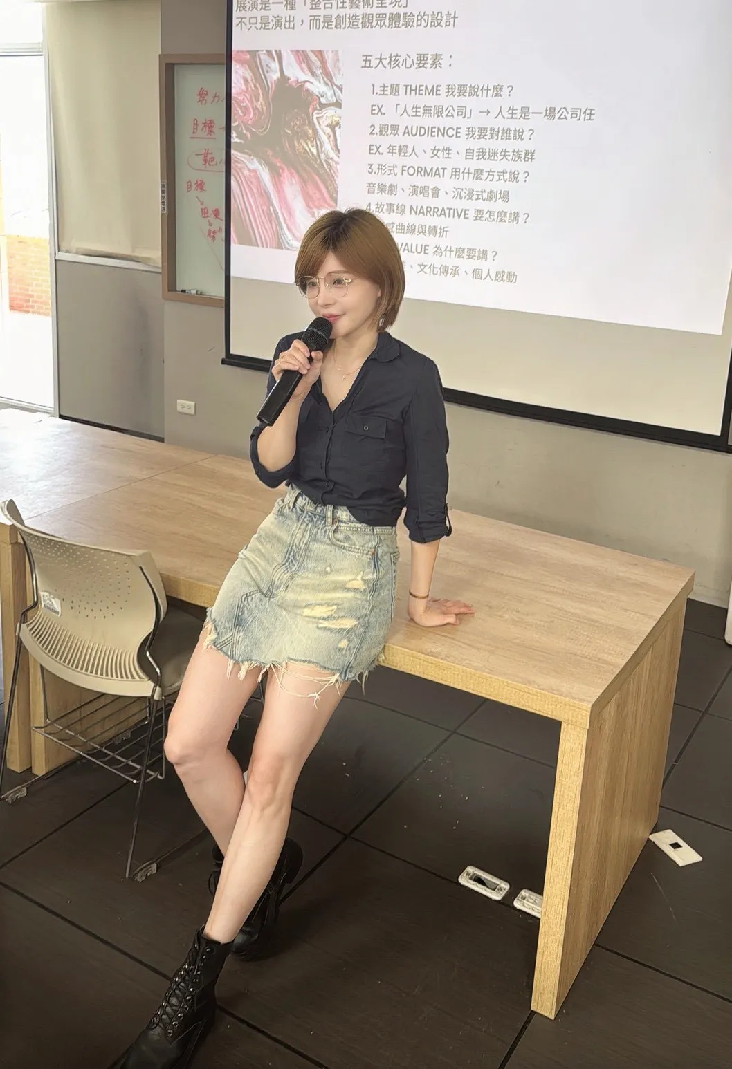 孟庆而上班穿搭超火辣，以身教勉励学生勇敢发光。起而行文化传媒提供