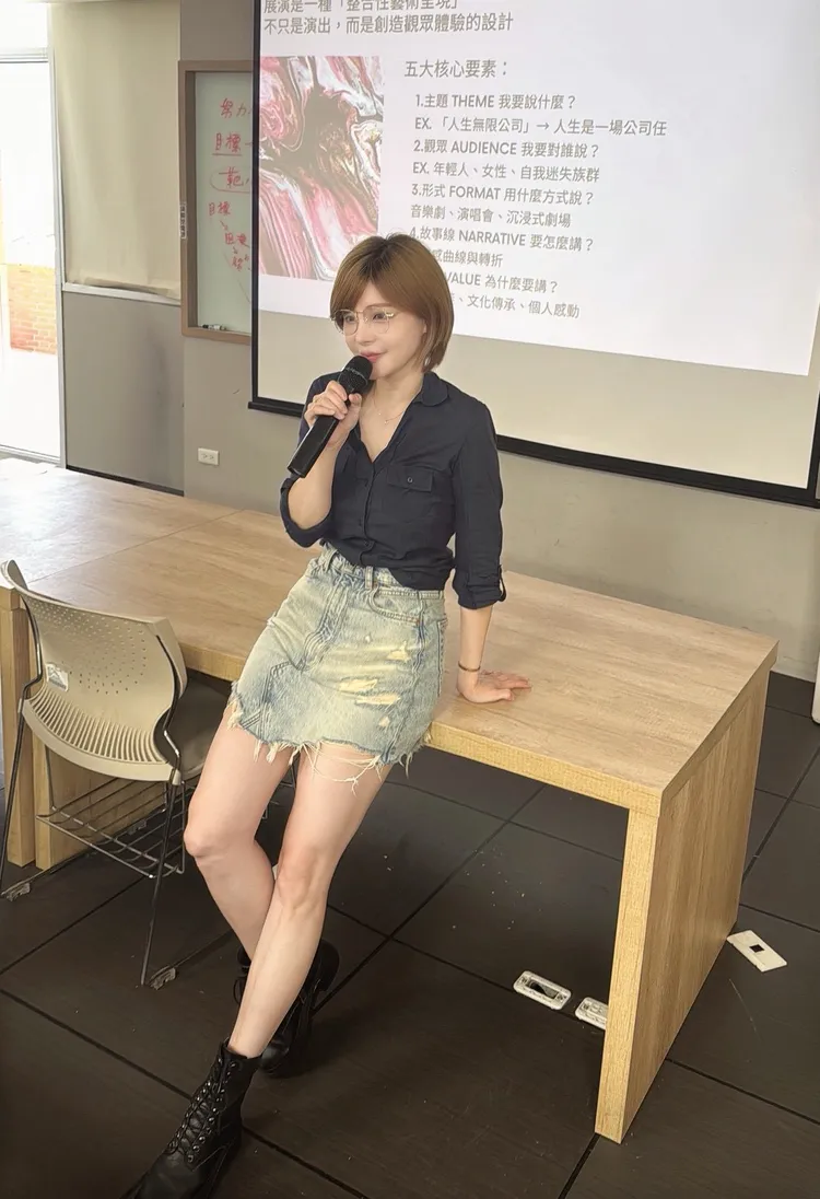 孟慶而上班穿搭超火辣，以身教勉勵學生勇敢發光。起而行文化傳媒提供