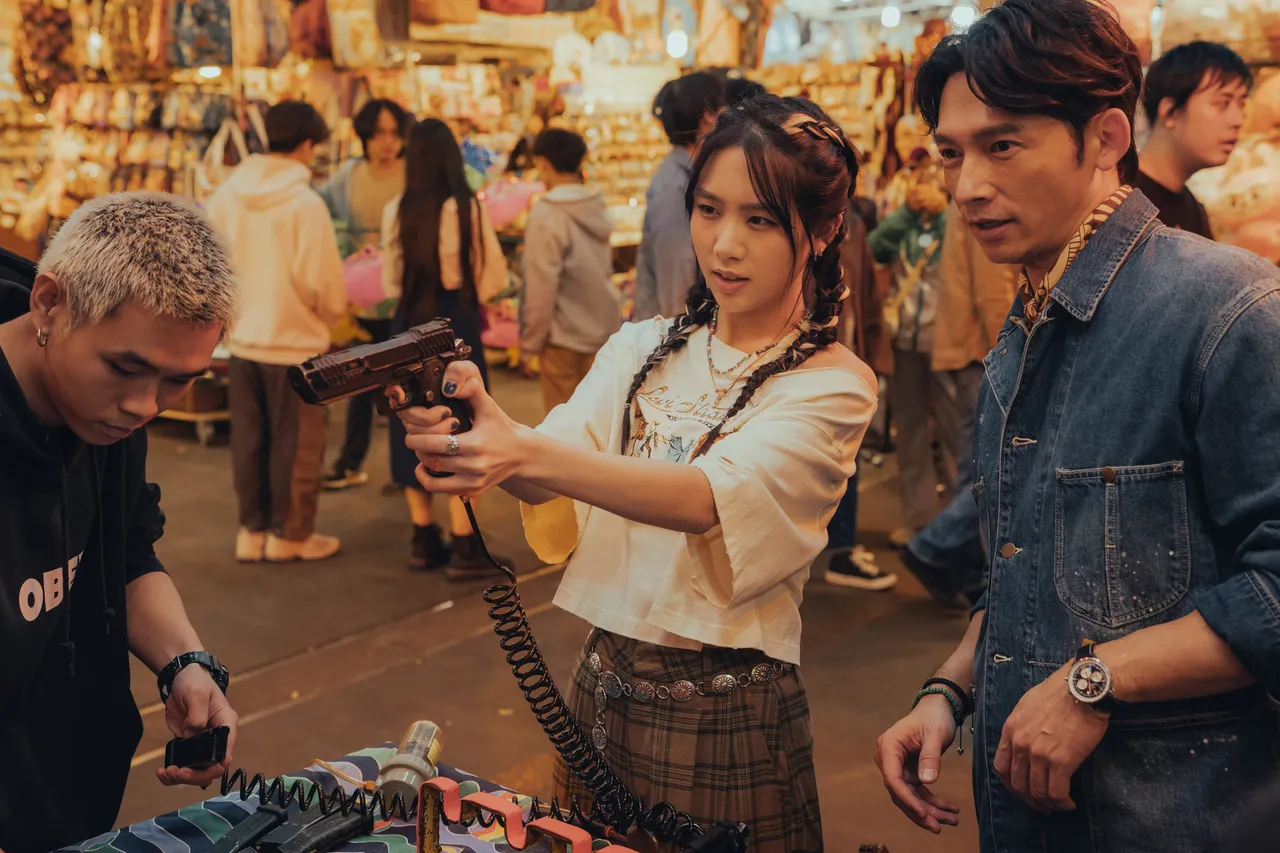 温昇豪（右）從小看Emma長大，兩人會談心。六魚文創提供