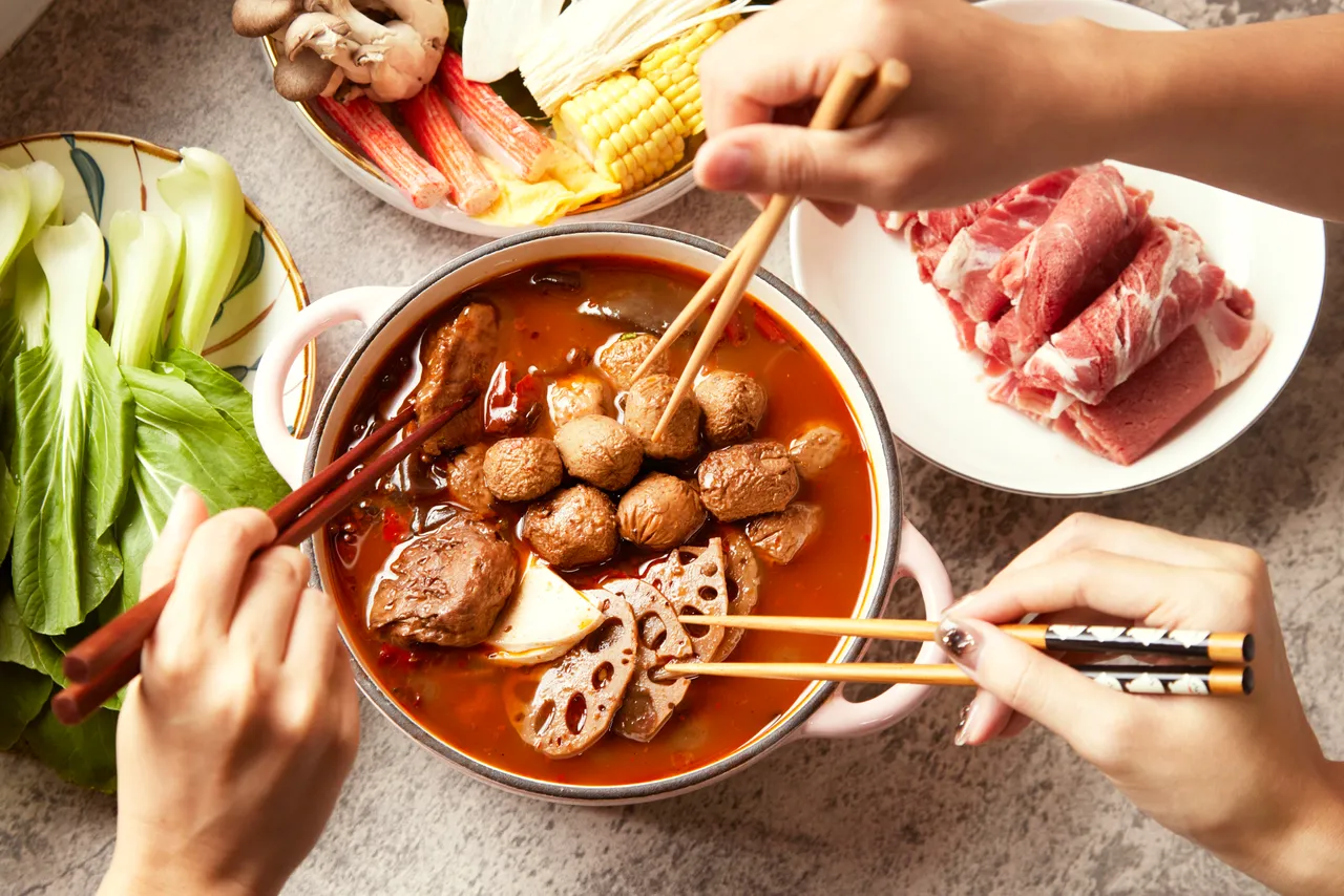 火一开、汤一滚，全家自动坐下来。从跨年夜、围炉桌到初五开工前，一锅搞定全场，这种礼才叫真的送到心坎里。