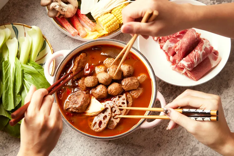 火一開、湯一滾，全家自動坐下來。從跨年夜、圍爐桌到初五開工前，一鍋搞定全場，這種禮才叫真的送到心坎裡。