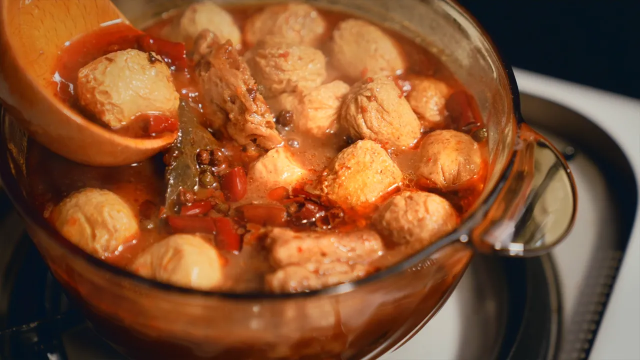 这锅敢嚣张，是因为它真的有底气，18 种香料层层堆叠，这不是重口味，是高段位麻辣。