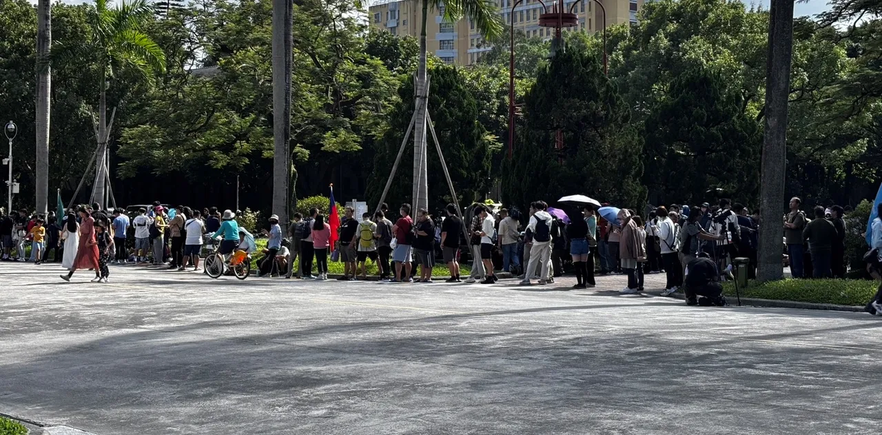 台大大气系学生预言台风假翻车，说好要发放300份鸡排+珍奶却放鸟，害400人排队扑空。林欣恬摄