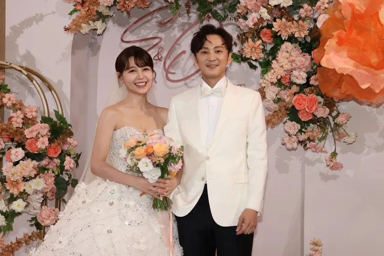 張書偉（右）和謝京穎去年6月補辦婚宴。資料照片