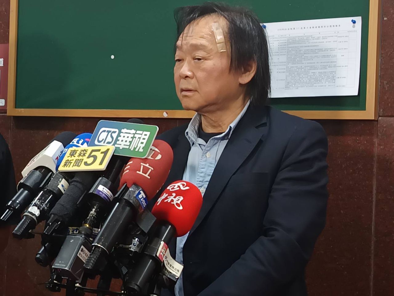 王世堅質詢時「左額頭貼有繃帶」受傷?答案出爐超暖心