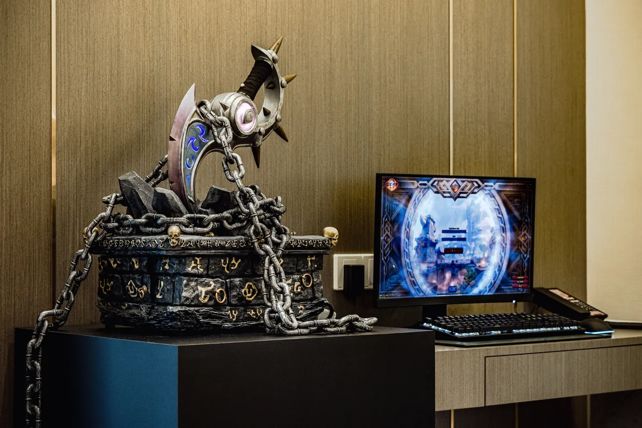 联名主题房邀请知名电脑改装职人Mark’s Fabrication打造全球唯一《魔兽世界》萨拉塔斯．黑暗帝国主机，玩家可在住宿期间畅玩游戏。台北汉来大饭店提供