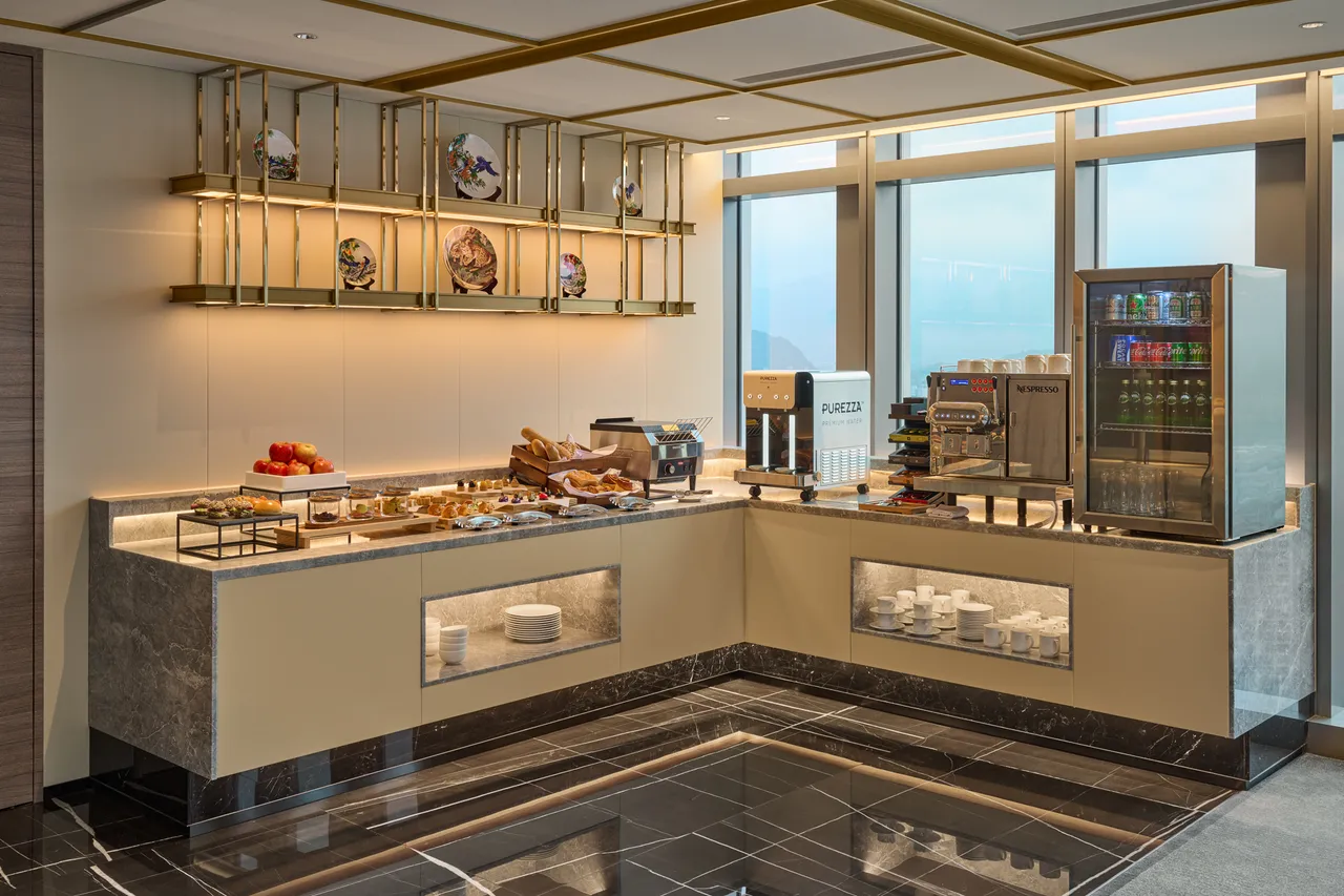 入住《魔兽世界》联名主题套房的玩家尊享贵宾轩行政酒廊礼遇及Happy Hour畅饮时光，享受游戏及奢华饭店的完美结合。台北汉来大饭店提供