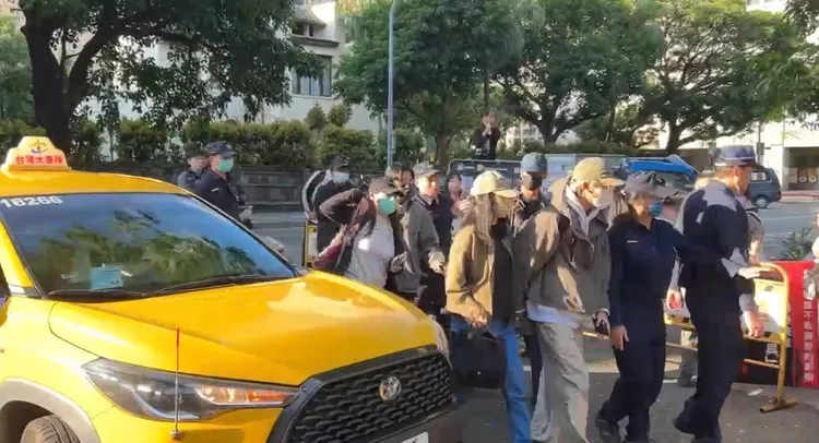 陈尚洁今天出庭，遭剀剀战士抗议。读者提供