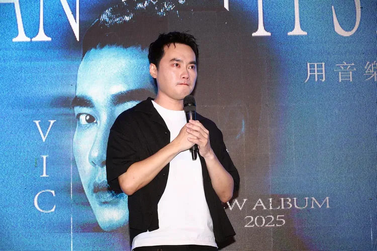 张峰议记者会忆起已故恩师颜正国仍忍不住哽咽。金室音乐提供