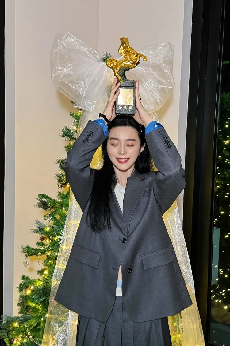 范冰冰雀躍領金馬獎座。翻攝張吉安臉書
