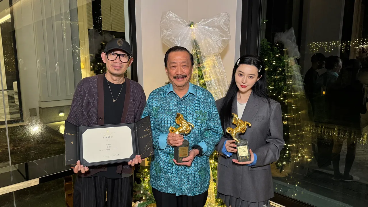 《地母》导演张吉安、联合出品人丹斯里陈志远、范冰冰齐聚「领奖」。翻摄张吉安脸书