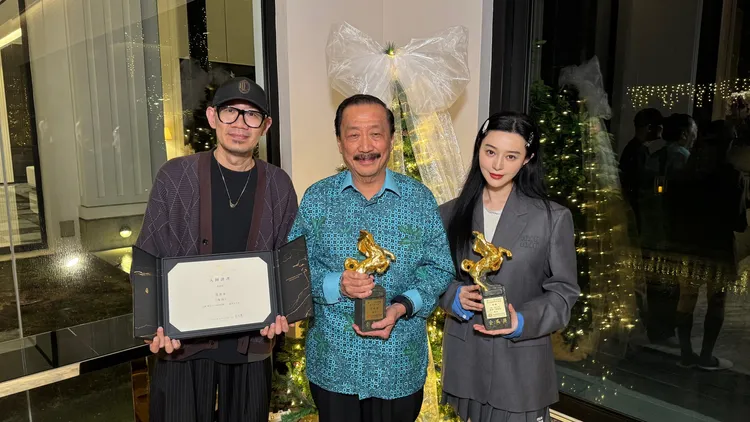 《地母》導演張吉安、聯合出品人丹斯里陳志遠、范冰冰齊聚「領獎」。翻攝張吉安臉書