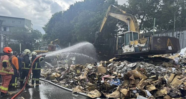 三峽資收場火警濃煙狂竄 鄰近幼兒園急疏散逾200名學童