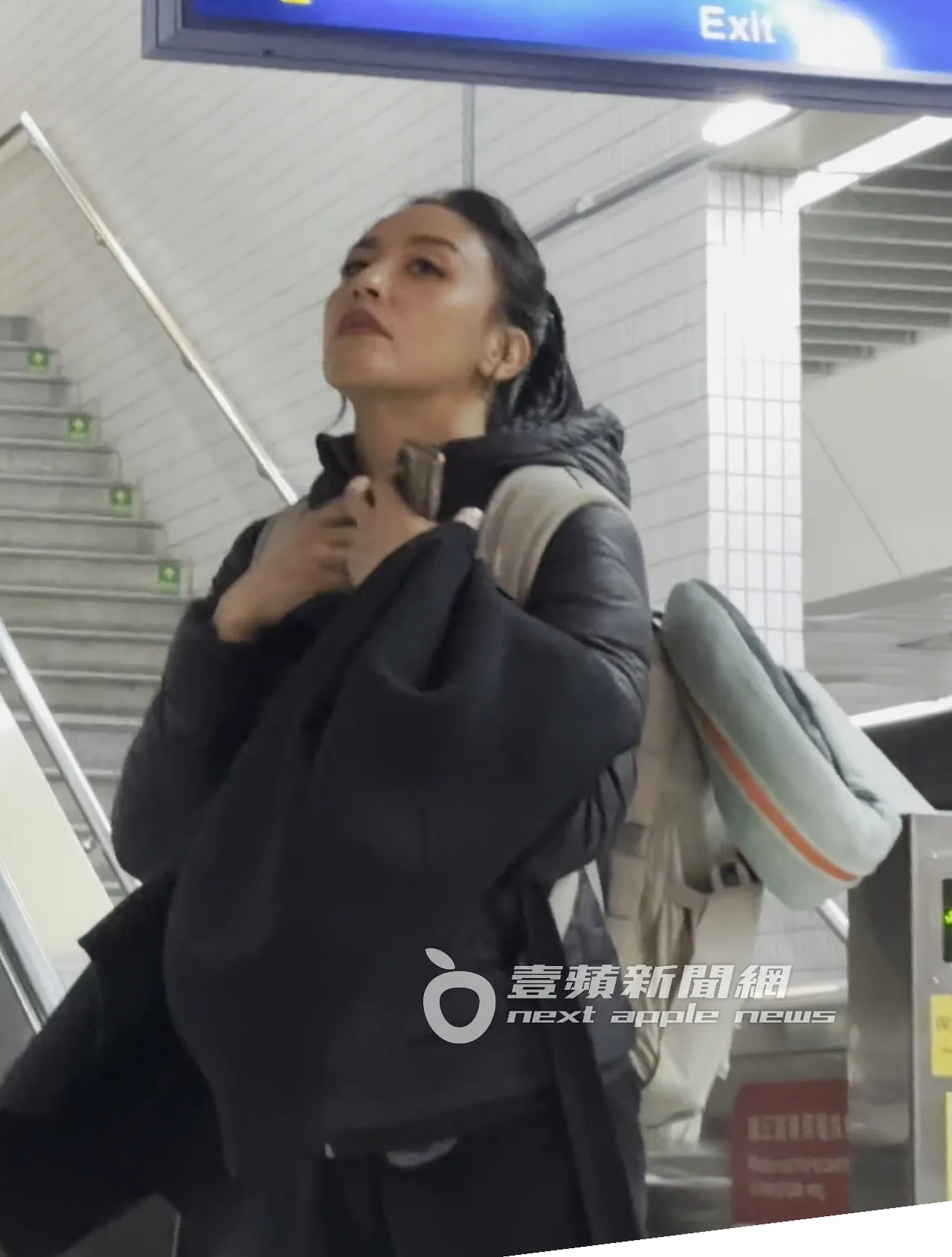 安歆沄刚刚从摄影棚赶路到车站月台，拉开拉链通风散热。特勤中心摄