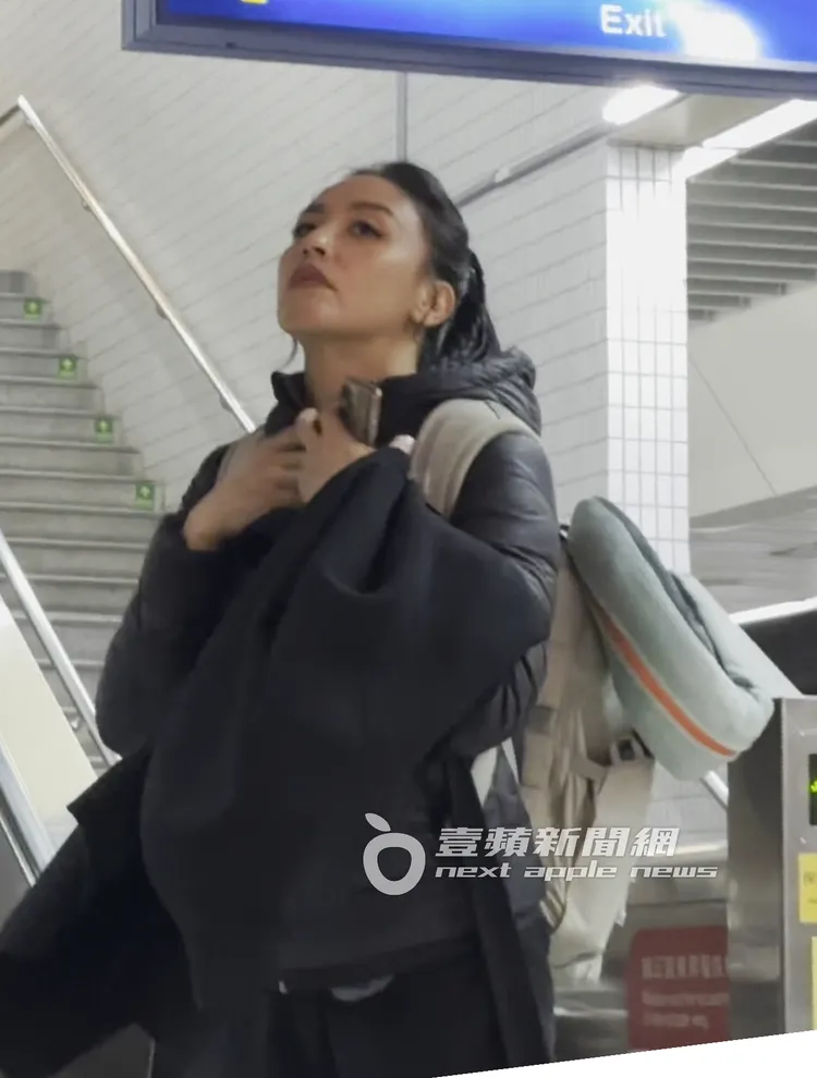 安歆澐剛剛從攝影棚趕路到車站月台，拉開拉鍊通風散熱。特勤中心攝