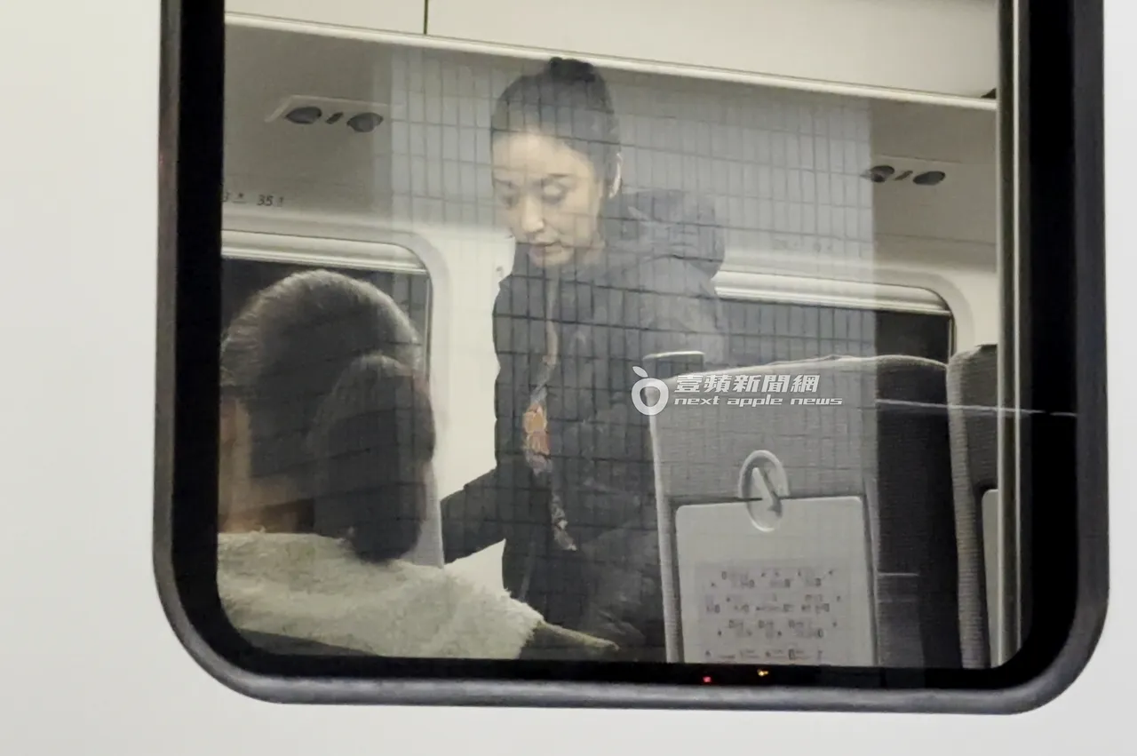 安歆沄将行李放好后，马上走到车厢内的厕所。特勤中心摄